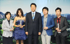 吴世勋市长向泰国电影制作团队授予感谢牌