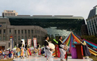 10月13日，首尔市新政府大楼揭牌仪式在首尔广场隆重举行
