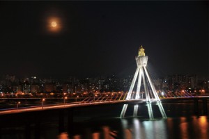 奥林匹克大桥上赏明月(Red full moon)