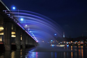 盘浦大桥的月光彩虹喷泉